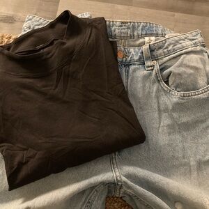 Outfit - Highneck Lululemon Tee + H&M 90s jeans (& Denim)